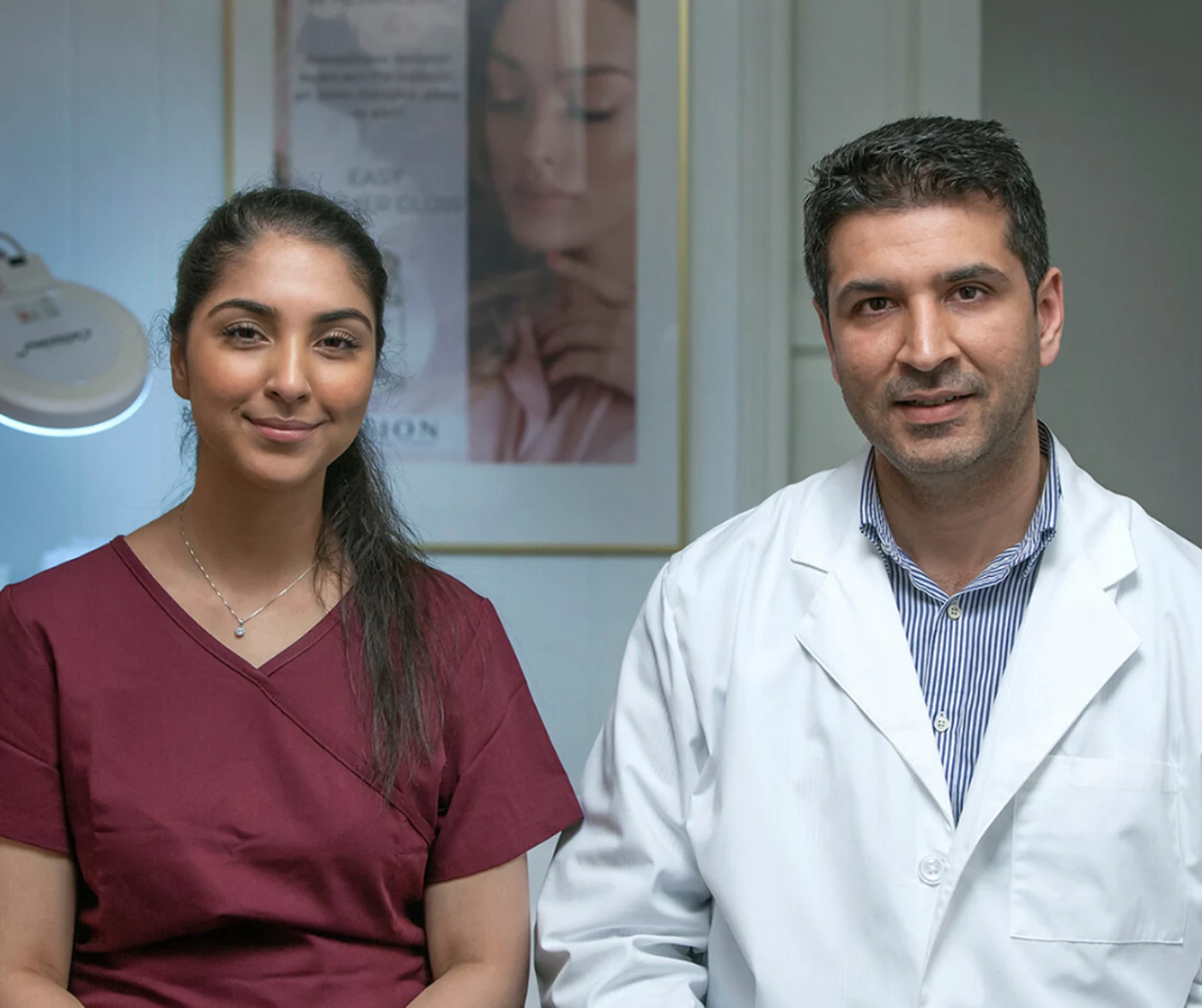 Dr. Usman Akram sammen med en kollega i klinikken